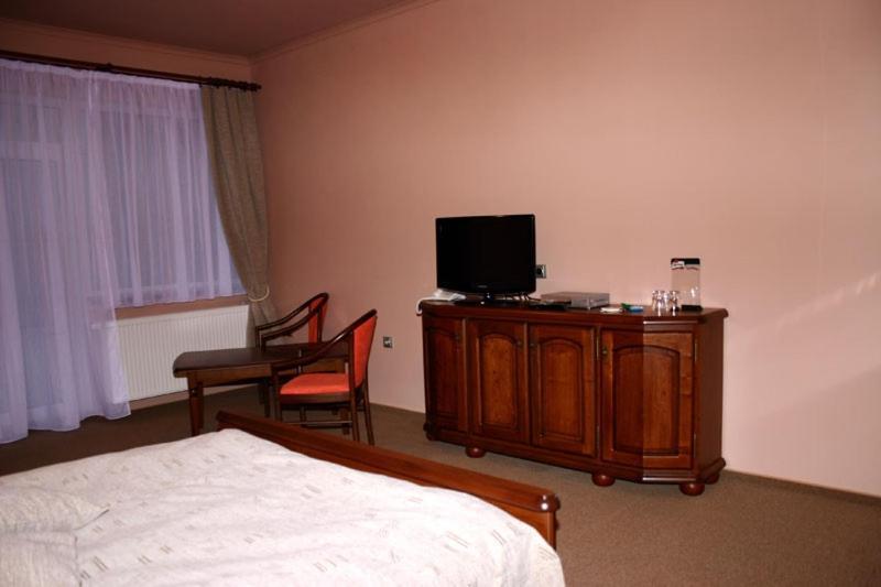 Zlaty Lev Hotel Louny Room photo
